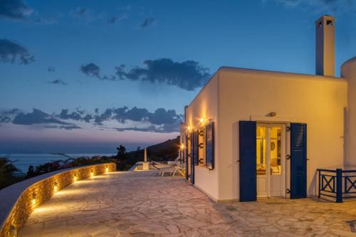Villa Annita Syros, with extraordinary view near the sea in Finikas