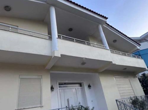 Villa e Verdhe - Peaceful Family Retreat with Balcony