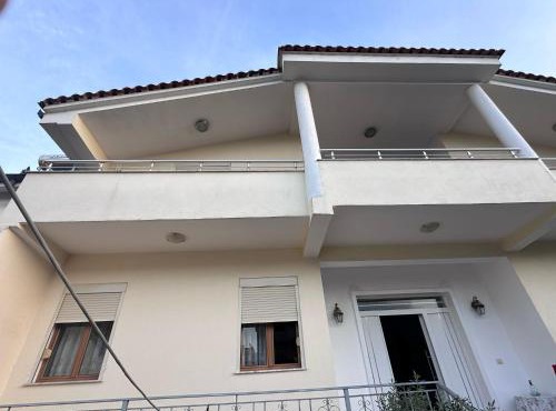 Villa e Verdhe - Peaceful Family Retreat with Balcony in Elbasan