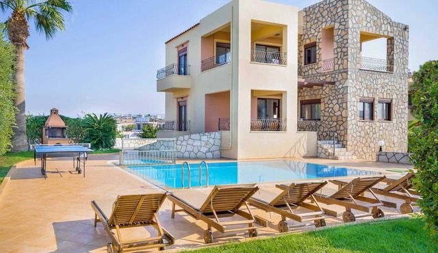 villa few mins to beach & restaurants & bars