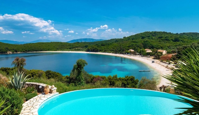 Villa Georgia - Elegant Villa with Stunning Views near Beach & Bella Mare Hotel