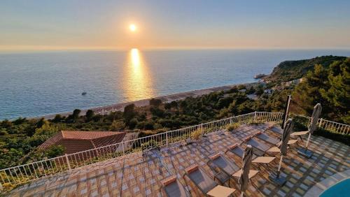 Villa Margaux Kathisma, Breathtaking VIEWS & Unforgettable SUNSETS - Minutes from Most Iconic BEACH in Lefkada