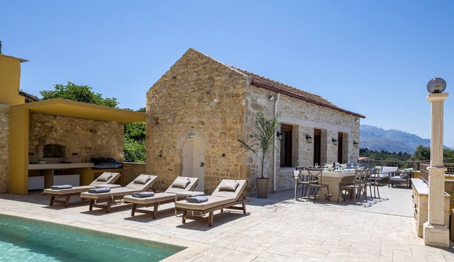 Villa Methorion Manor - With Private Pool in Saitoures