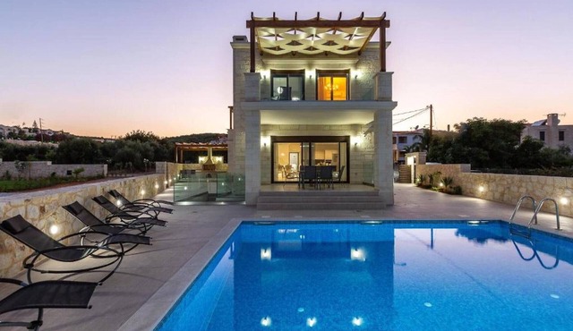 Villa Noboa Sea View Spacious And Cozy 5bd in Almirida