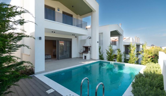 Villa Oasis Pool, 5 Min to Sea in Polychrono
