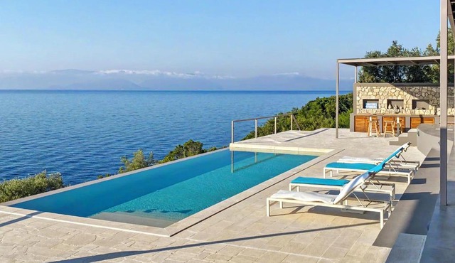 Villa Oneiro Exclusive Escape With Private Pontoon & Luxe Amenities