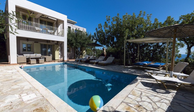 VILLA WITH PRIVATE SWIMMING POOL AND BREATHTAKING SEAVIEWS