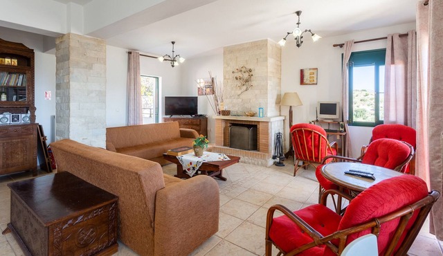 Villa Zeus - Five Bedroom Villa, Sleeps 12 in Malevizi