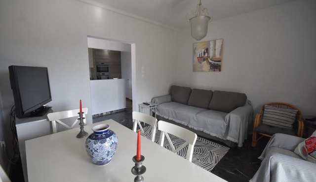 VillaVita Modern 3BR,Garden & BBQ, Walk to Beach in Kalívia Thorikoú