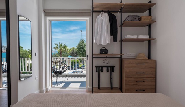 WALK2BEACH Riviera Beachfront Studio- Steps to Yabanaki Varkiza in Vari