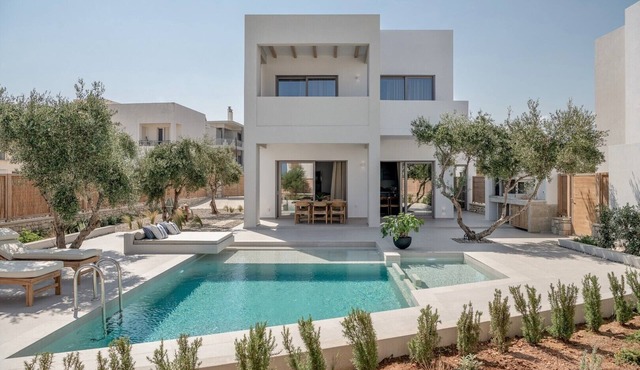 Walking distance from the market & tavern ★ 500 m from the beach ★ luxury villa ★ outdoor hot tub ★ BBQ & Wi-Fi in Tavronitis