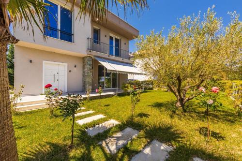 White Escape 3BR Luxury Lalzi Beach Villa by PikHost