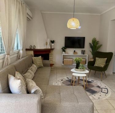 Yellow Tulip Apartment, Cozy Village Stay near Thessaloniki