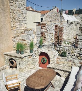 Yi artistry 1-bedroom medieval holiday house