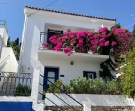 Zaros House. Two-Bedroom Traditional House with Sea Views in Kioni.