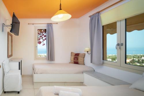 Piskopiano House | 3 Bedroom House - Sleeps 15 - Pool Garden Wifi