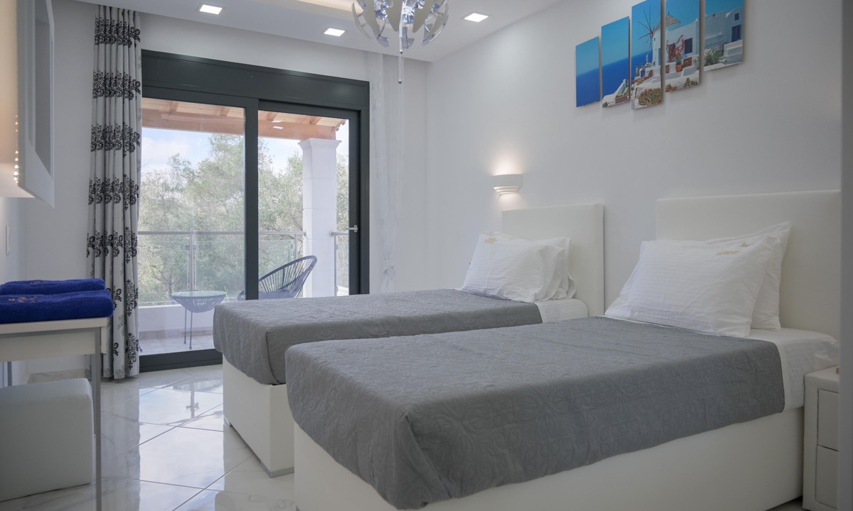 Messonghi Villa | 6 Bed Villa - Sleeps 15 - Pets - Pool - Jacuzzi