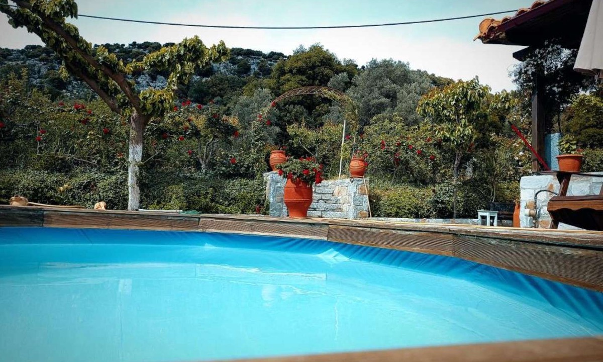 Kamariotis House | Rose Hedge