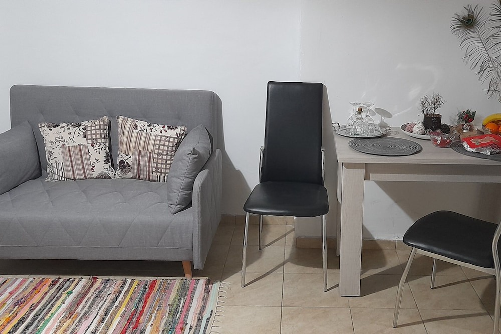 Heraklion Apartment | Venetian garden Ενα μικρό ανεξάρτητο καταφύγιο μέσα και έξω σπό την πόλη .