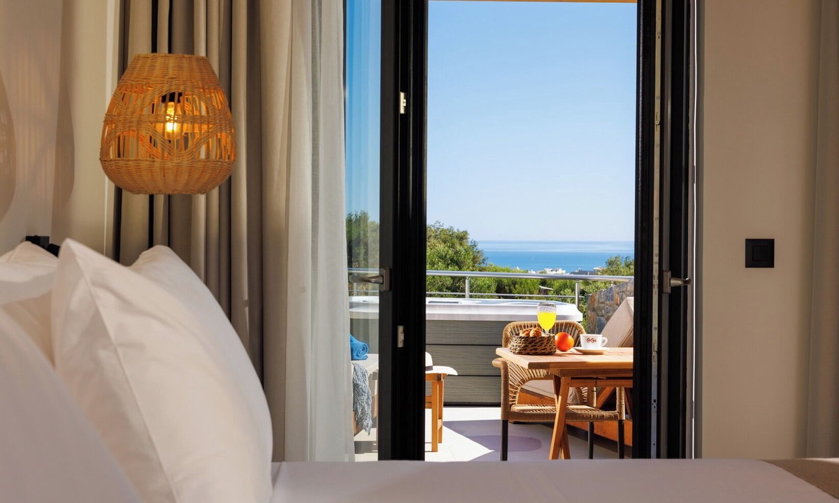 Hersonissos Centre Hotel | Deos Luxury Suites