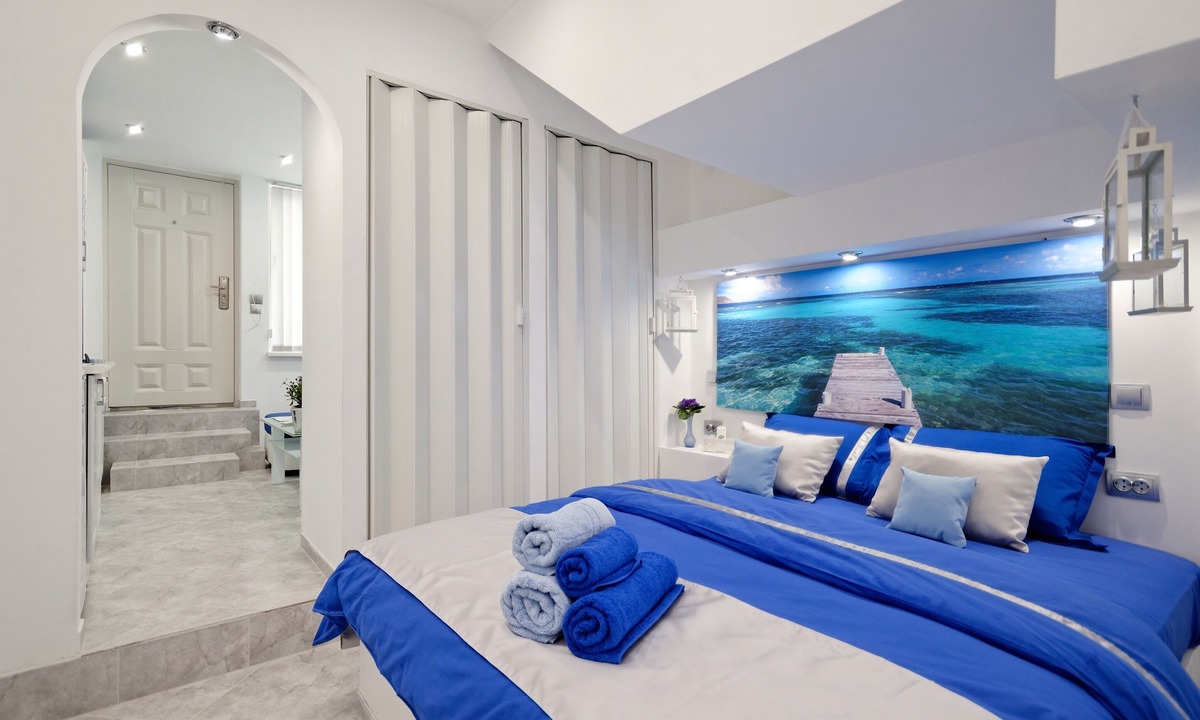 Mousio Apartment | SANTORINI STYLE IN ATHENS! GERGEOUS BATHTUB/NATHIONAL ARCHEOLOGICAL MUSEUM