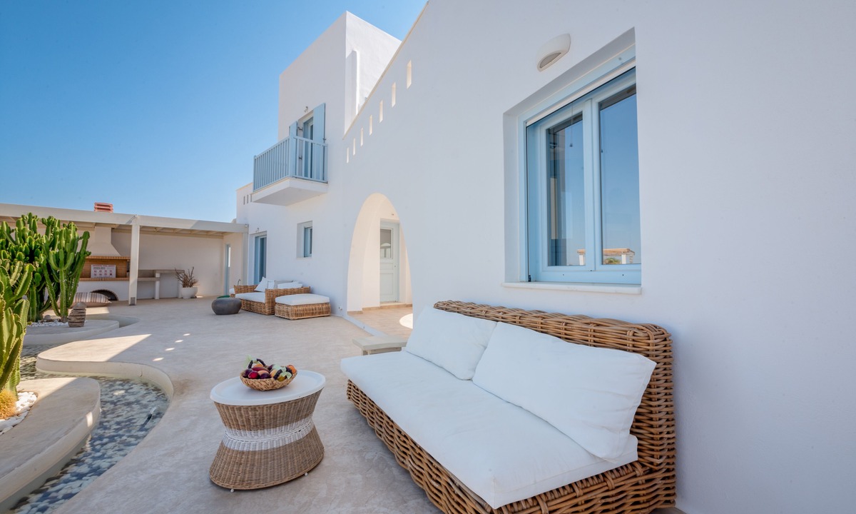 Agia Anna Villa | SUPERB NEW VILLA WITH POOL, CLOSE TO THE BLUE FLAG BEACH IN AGIA ANNA NAXOS