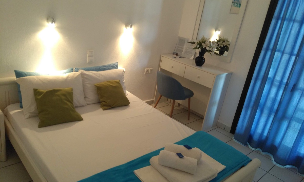 Kokkini Chani Apartment | Julie's studio in Kokkini Hani, 2 mins walk to beach. Near famous theme parks!