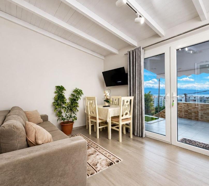 Vlore Villa | Deon