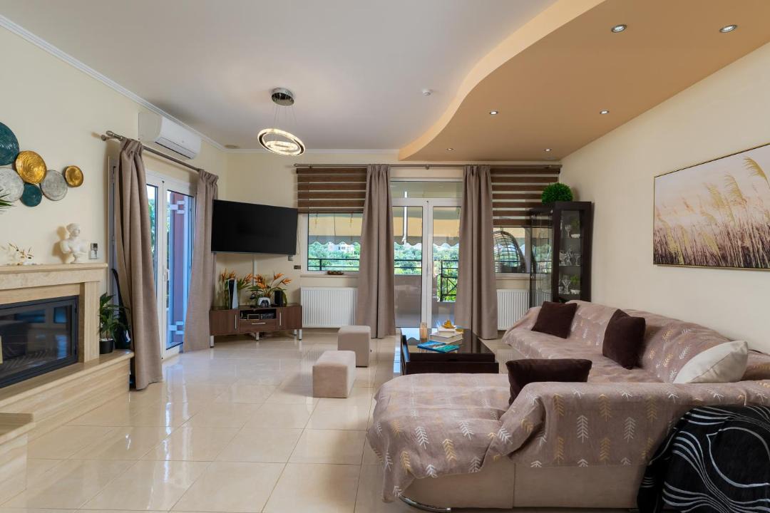 Kato Valsamonero Villa | Villa Paris with Rooftop & Jacuzzi