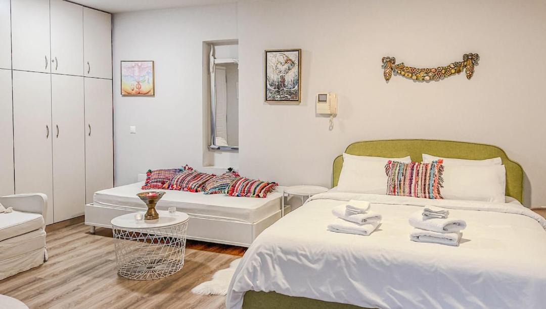 Amarousion Apartment | Cozy, Day-light Studio by The Mall