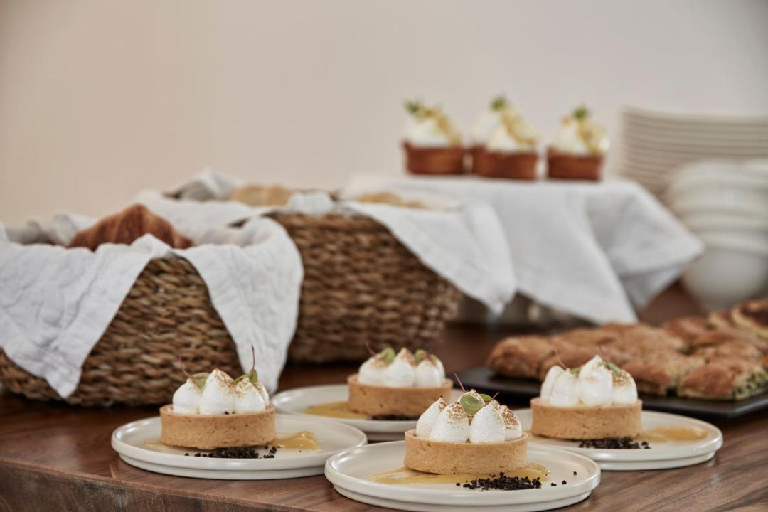 Santa Maria Bed & Breakfast | CYCLADES - Semi Based Apartment with Indoor Garden - Part Of White Dunes Luxury Boutique Hotel