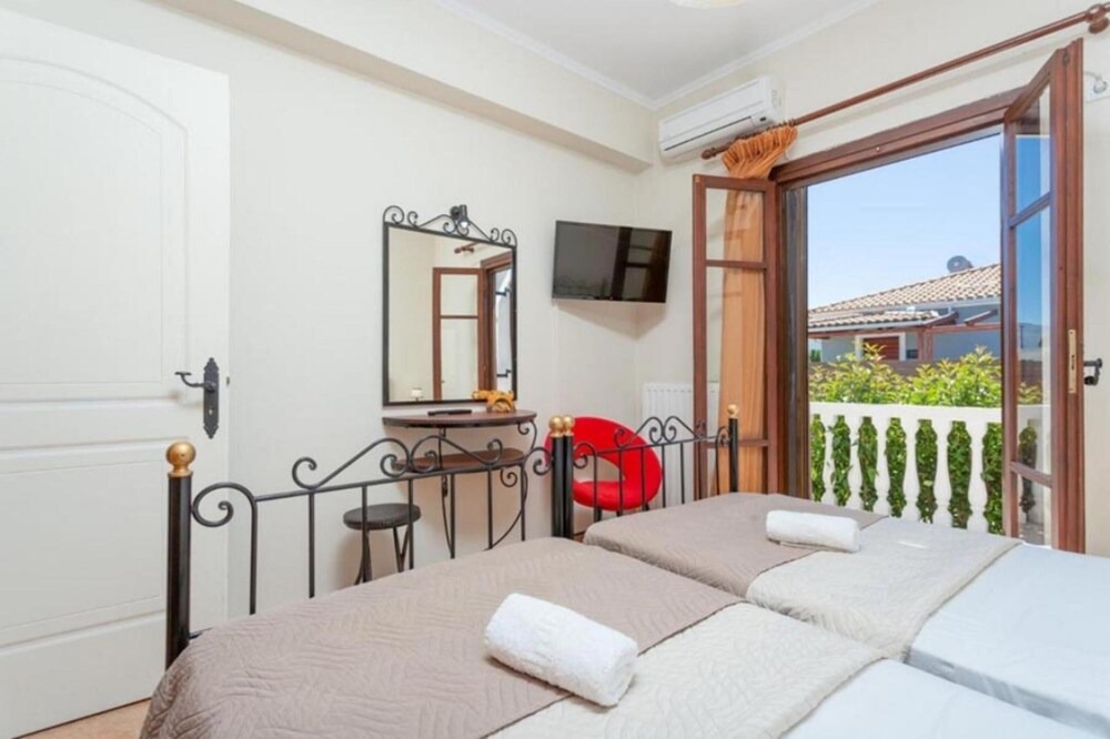 Photo of Bedroom in Neromilos
