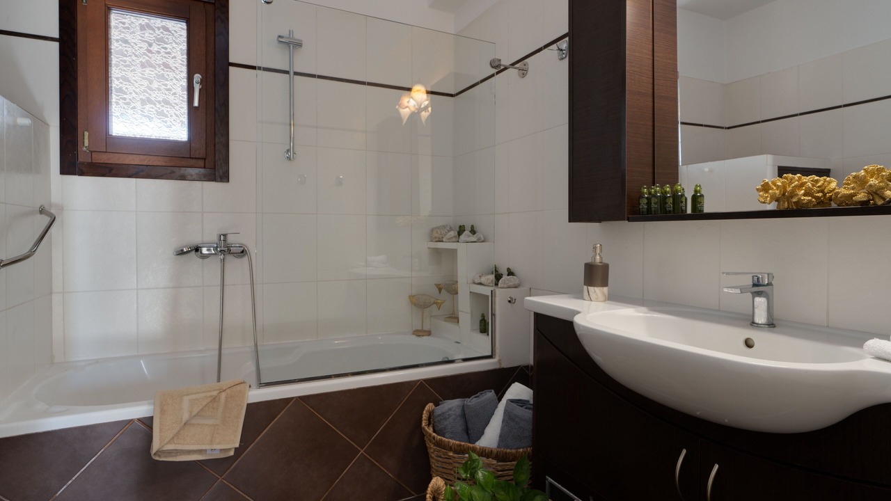Photo of Bathroom in Kamari