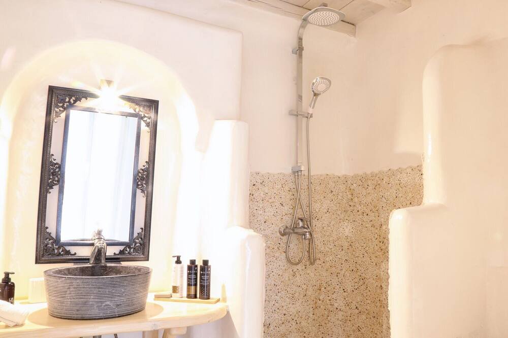 Photo of Bathroom in Faros Armenistis