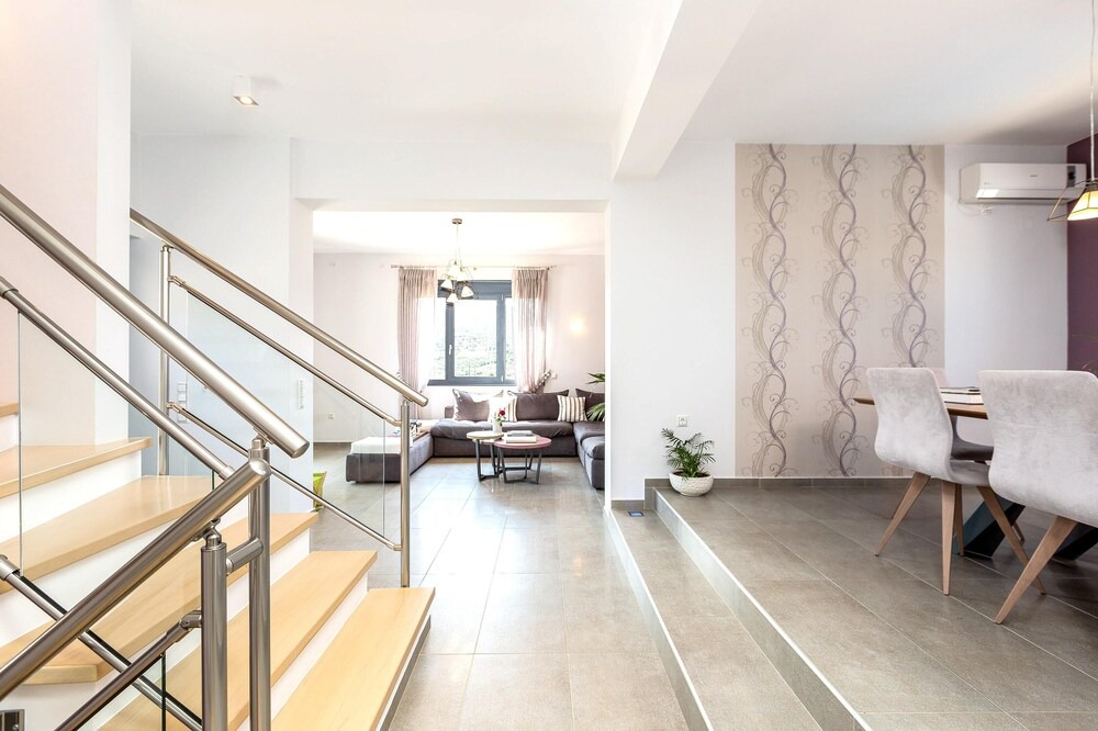 Photo of Livingroom in Adelianos Kampos