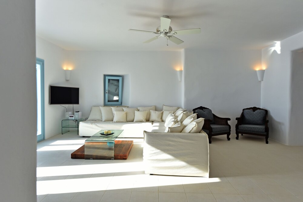 Photo of Livingroom in Nea Cryssi Akti