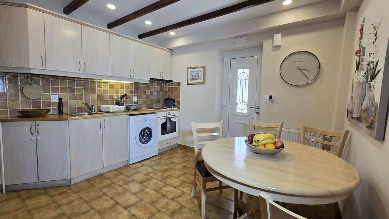 Photo of Kitchen in Petaleia