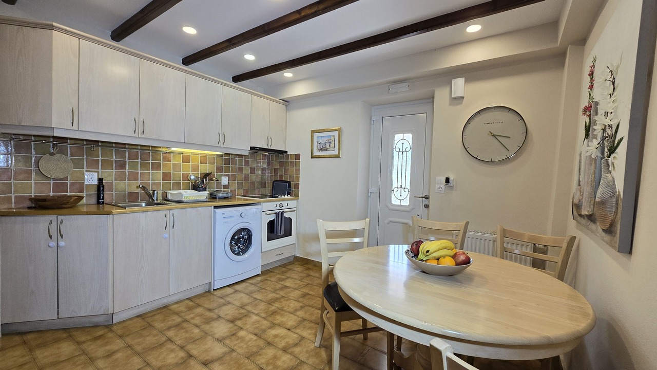 Photo of Kitchen in Petaleia