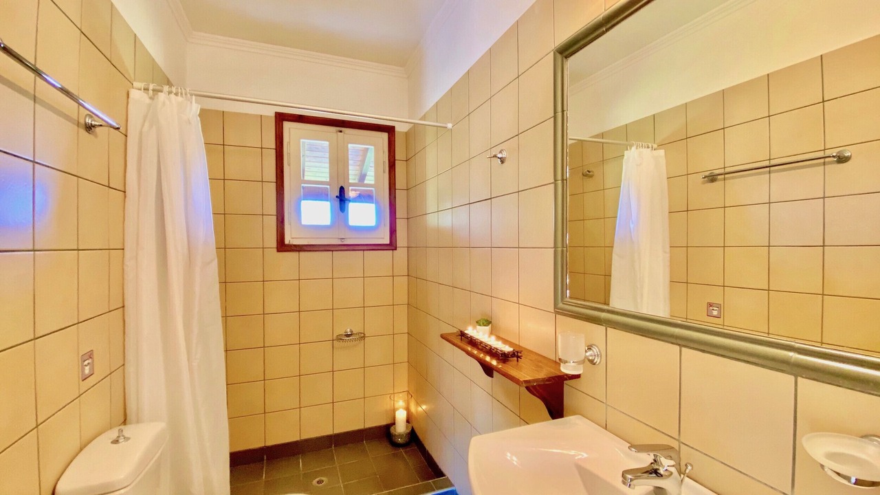 Photo of Bathroom in Petaleia