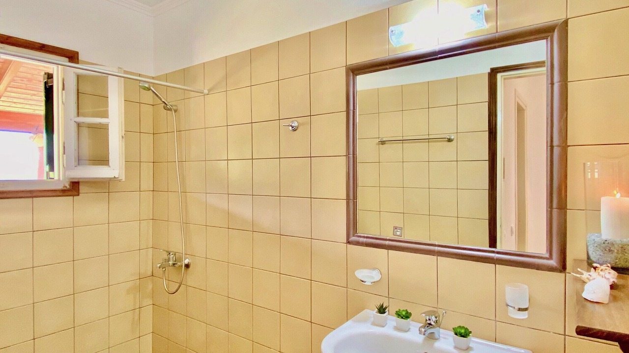 Photo of Bathroom in Petaleia