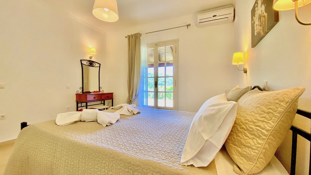Photo of Bedroom in Petaleia