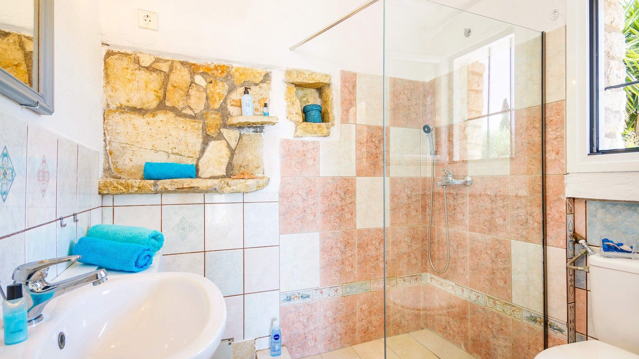 Photo of Bathroom in Petaleia