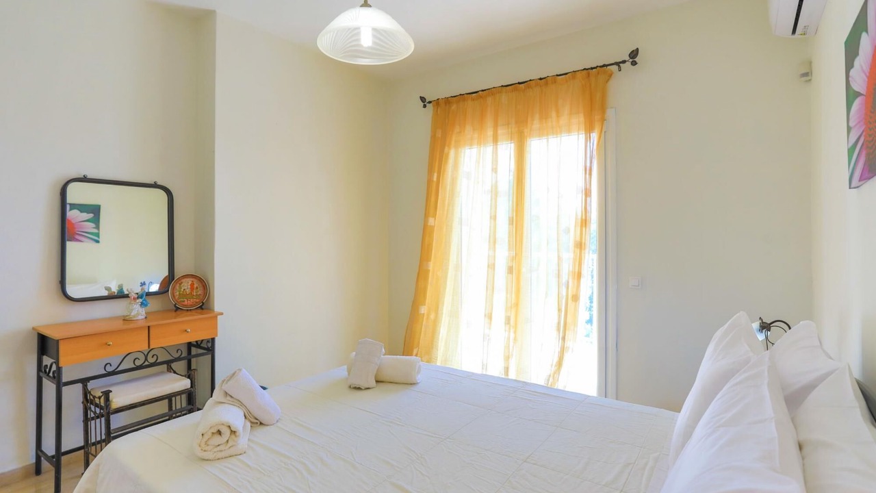 Photo of Bedroom in Petaleia