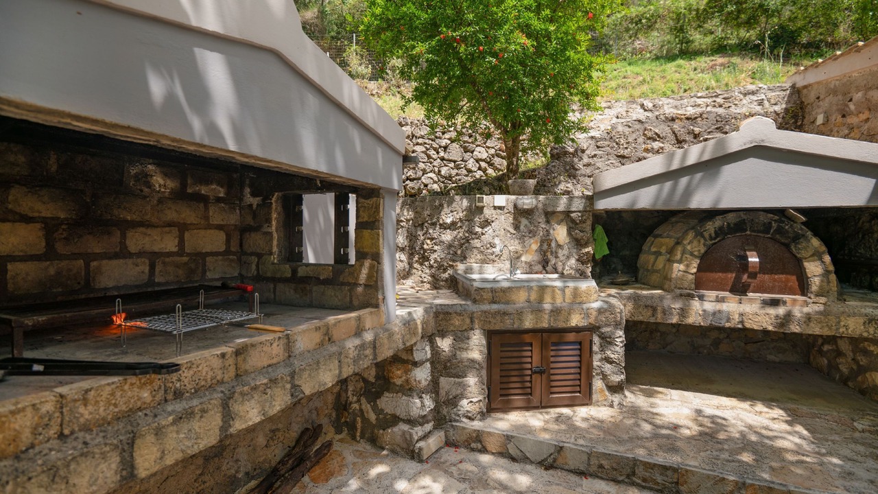 Photo of Outdoor in Petaleia