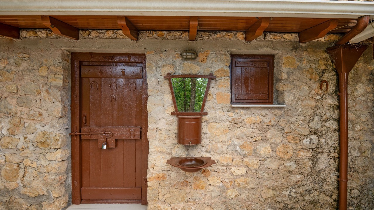 Photo of Outdoor in Petaleia