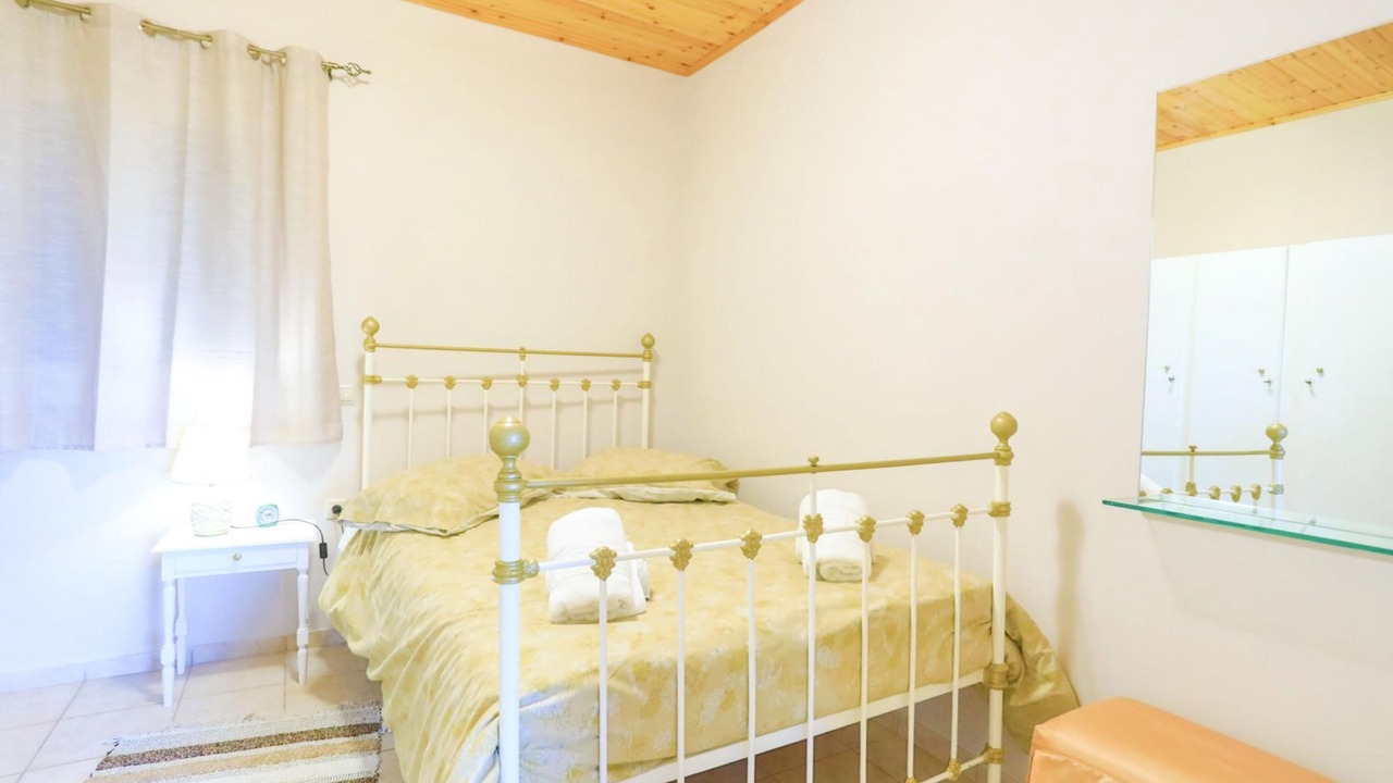 Photo of Bedroom in Petaleia