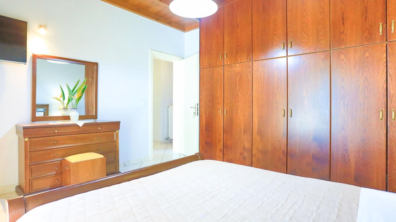 Photo of Bedroom in Petaleia