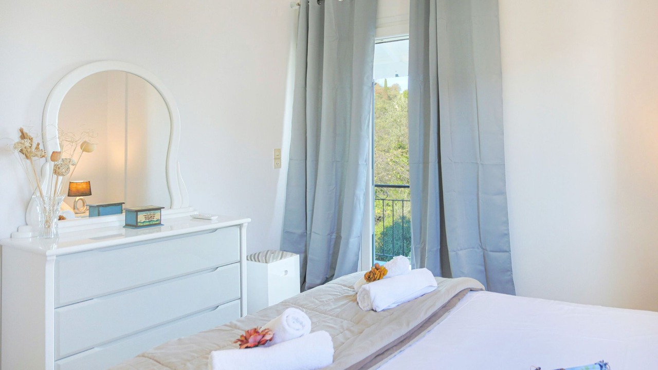 Photo of Bedroom in Petaleia