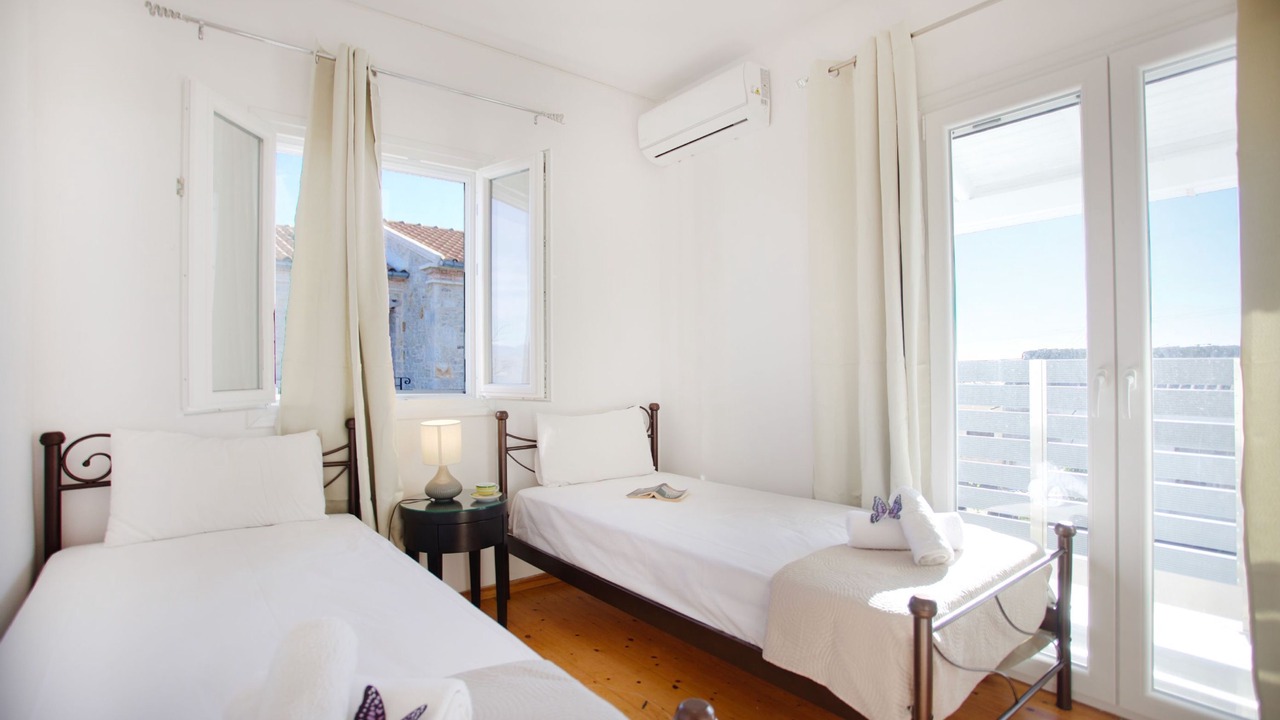 Photo of Bedroom in Petaleia