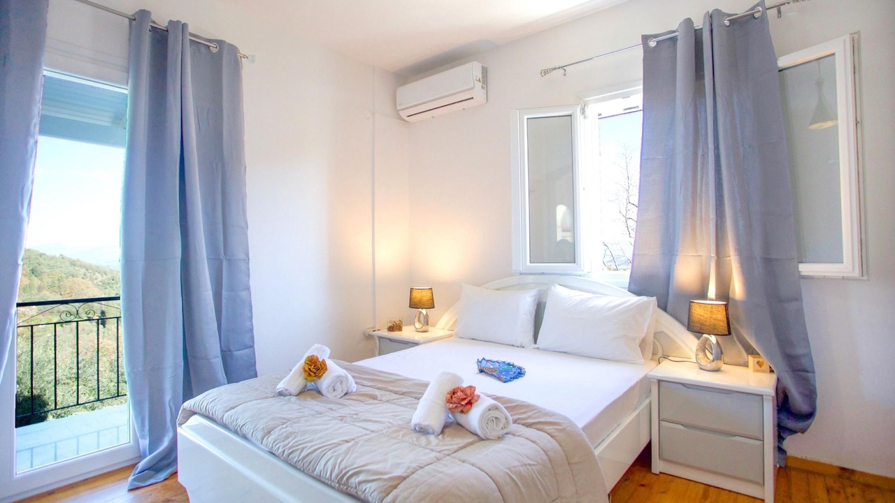 Photo of Bedroom in Petaleia